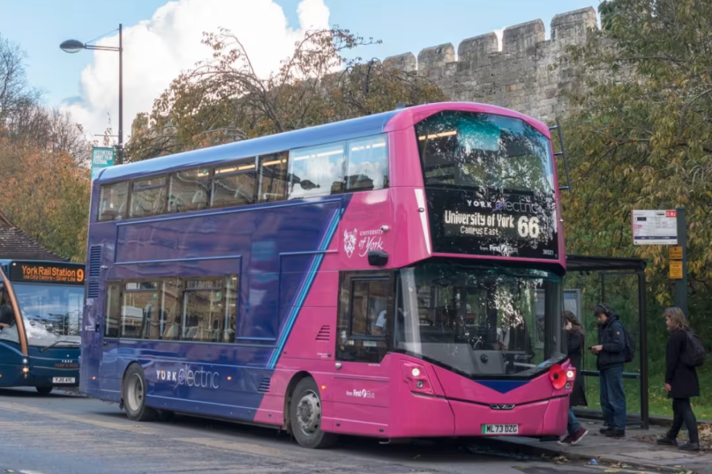 Reino Unido investiga riesgo de apagado remoto en autobuses chinos: Un debate entre seguridad, tecnología y geopolítica