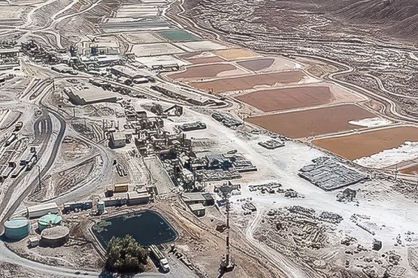 <p>¿Es Quiborax el Huachipato del norte? Crisis de tradicional minera regional enciende alertas por impacto de eventual cierre en economía de Arica</p>