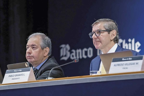 <p>A la izquierda, el CEO de Banco de Chile, Eduardo Ebensperger.</p>