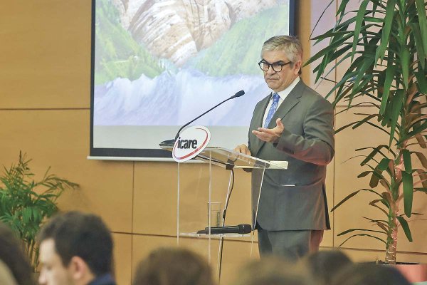 <p>Marcel en su presentación en el encuentro Capital Natural de Icare. Foto: Aton</p>