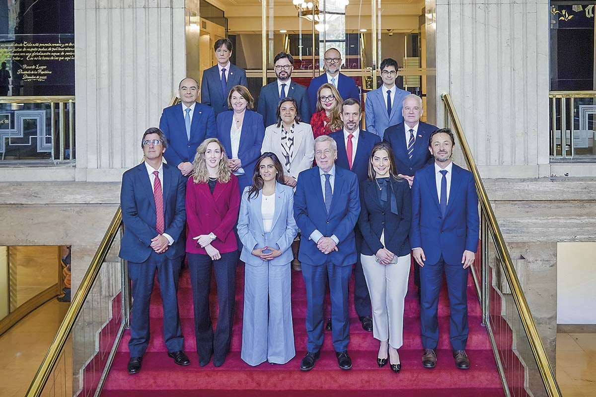 <p>La cita fue liderada por la subsecretaria Claudia Sanhueza y el canciller Alberto van Klaveren.</p>