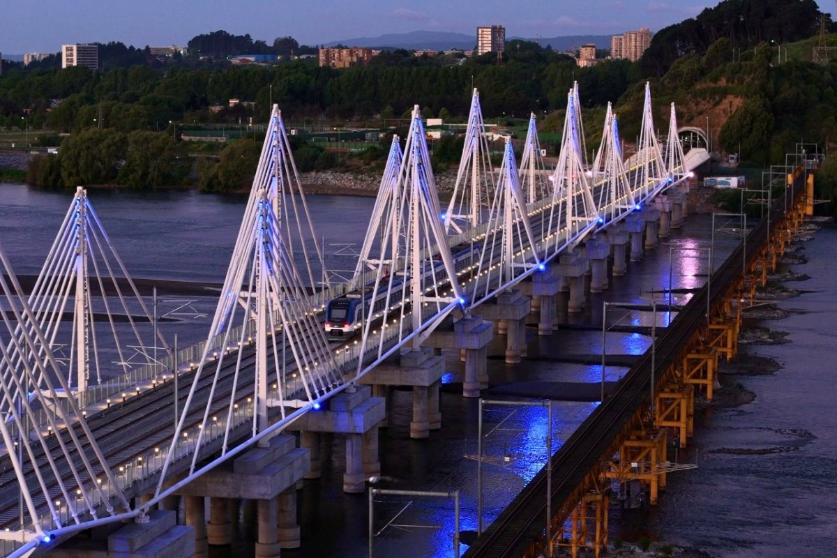 <p>El más largo de Chile: Puente Ferroviario sobre el Biobío entra en plena operación y marca un hito en el desarrollo logístico del sur del país</p>