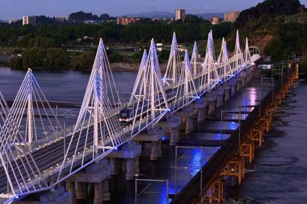 <p>El más largo de Chile: Puente Ferroviario sobre el Biobío entra en plena operación y marca un hito en el desarrollo logístico del sur del país</p>
