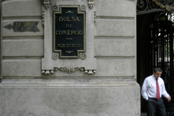 IPSA gira a la baja y pierde los 9.900 puntos presionado por flujos extranjeros tras la apertura de Wall Street