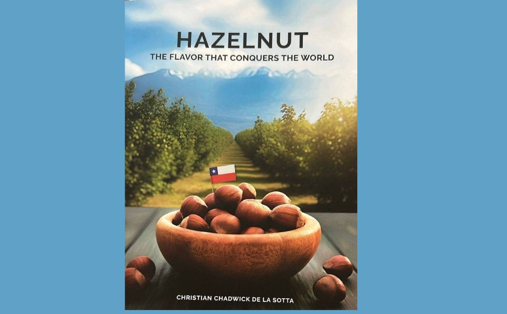 <p>El libro sobre el potencial de la avellana en Chile que presentan Óscar Guillermo Garretón y Jorge Quiroz</p>