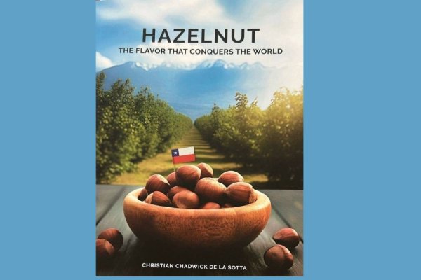 <p>El libro sobre el potencial de la avellana en Chile que presentan Óscar Guillermo Garretón y Jorge Quiroz</p>