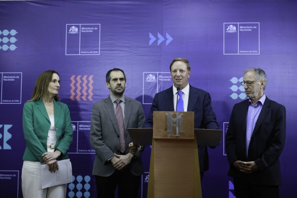<p>Valentina Durán, directora ejecutiva del SEA; el ministro de Hacienda, Nicolás Grau; el gerente general de Conexión Kimal-Lo Aguirre, Sebastián Fernández; y el biministro de Economía y Energía, Álvaro García.</p>