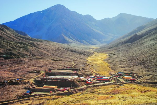 <p>Barrick analiza dividirse en dos para agrupar sus activos de mayor riesgo en otra compañía</p>