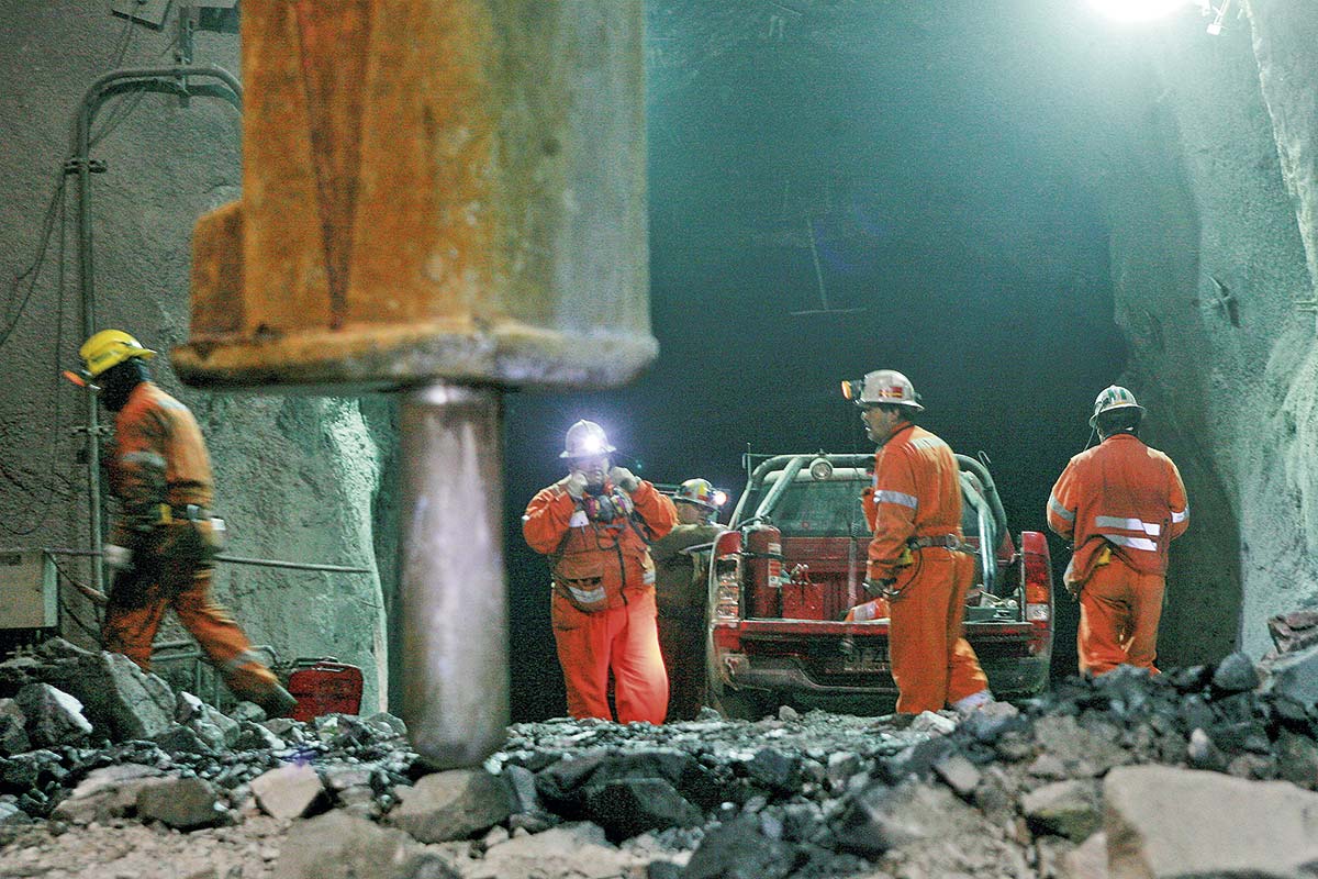 <p>Bonos sin impuestos, voto electrónico en faena y ministerio en el norte: el estrecho vínculo entre Parisi y los mineros</p>