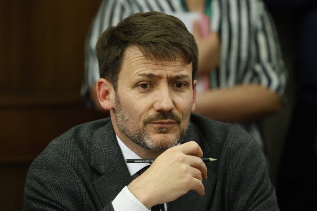 <p>Comisión Revisora visa la AC contra exministro Diego Pardow y este alega que no ha cometido infracción a la Constitución</p>