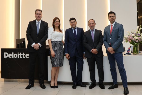 <p>De izquierda a derecha: Beltrán Morenes, LCSP en Deloitte Global de Santander; Vanesa Lanciotti, Socia Líder de Tax & Legal en Deloitte Chile; Jorge De La Vega, Responsable Global de Aquanima; Guillermo Sabater, Vicepresidente Ejecutivo de Control y Gestión en Santander Chile; Christian Durán, CEO Deloitte Chile</p>