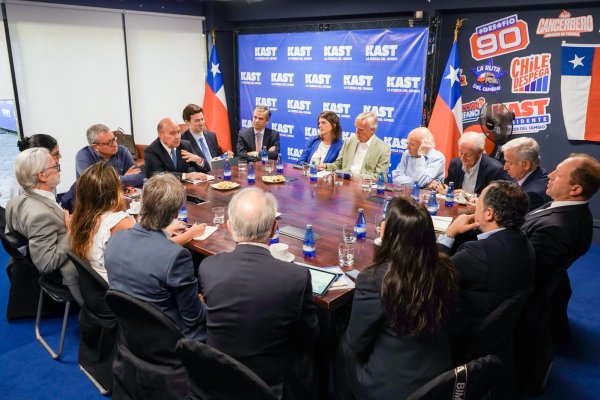 <p>Exjefes de Hacienda y Banco Central: el nutrido grupo de economistas que acudió al comando de Kast para reunirse con su jefe económico de cara a la segunda vuelta</p>