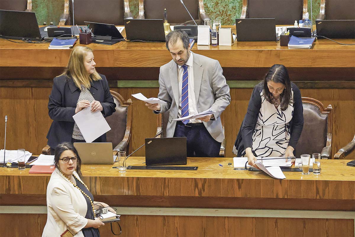 <p>El ministro de Hacienda, Nicolás Grau, encabezó la sesión en la Sala de la Cámara de Diputados. Foto: Aton</p>