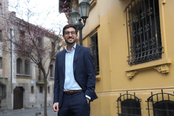 <p>Devolución del IVA de los medicamentos y límite a los sueldos de funcionarios políticos: las primeras propuestas de Parisi que Jara incorporará a su programa</p>