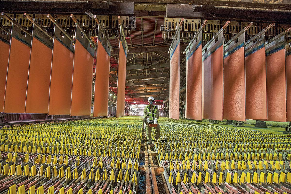 <p>Cobre anotará precio promedio histórico en 2025 mientras Chile cerrará el año con nulo crecimiento productivo</p>