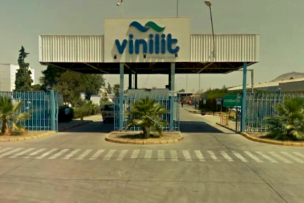 Firma de tuberías y adhesivos abandona Chile y explica que se va por "las complejas condiciones actuales en nuestro país"