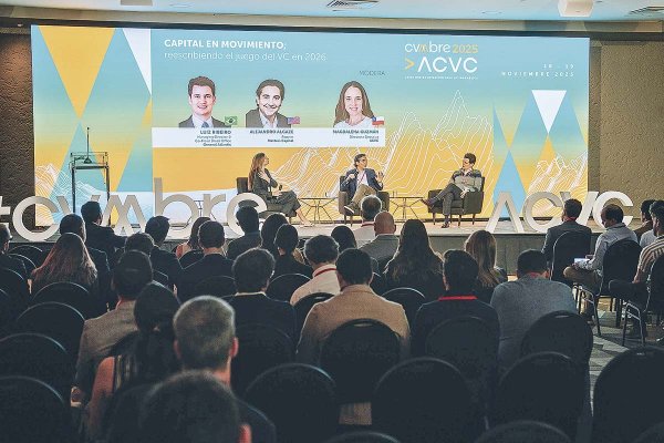 Alejandro Algaze de Matters Capital y Luiz Ribeiro de General Atlantic en panel moderado por Magdalena Guzmán de la Asociación Chilena de Venture Capital.