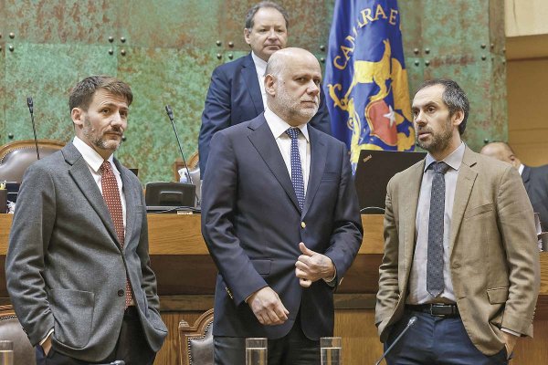 <p>El exministro de Energía, Diego Pardow (a la izquierda), este miércoles estuvo acompañado del ministro del Interior, Álvaro Elizando, y de su par de Hacienda, Nicolás Grau. Foto: Camara de Diputados</p>