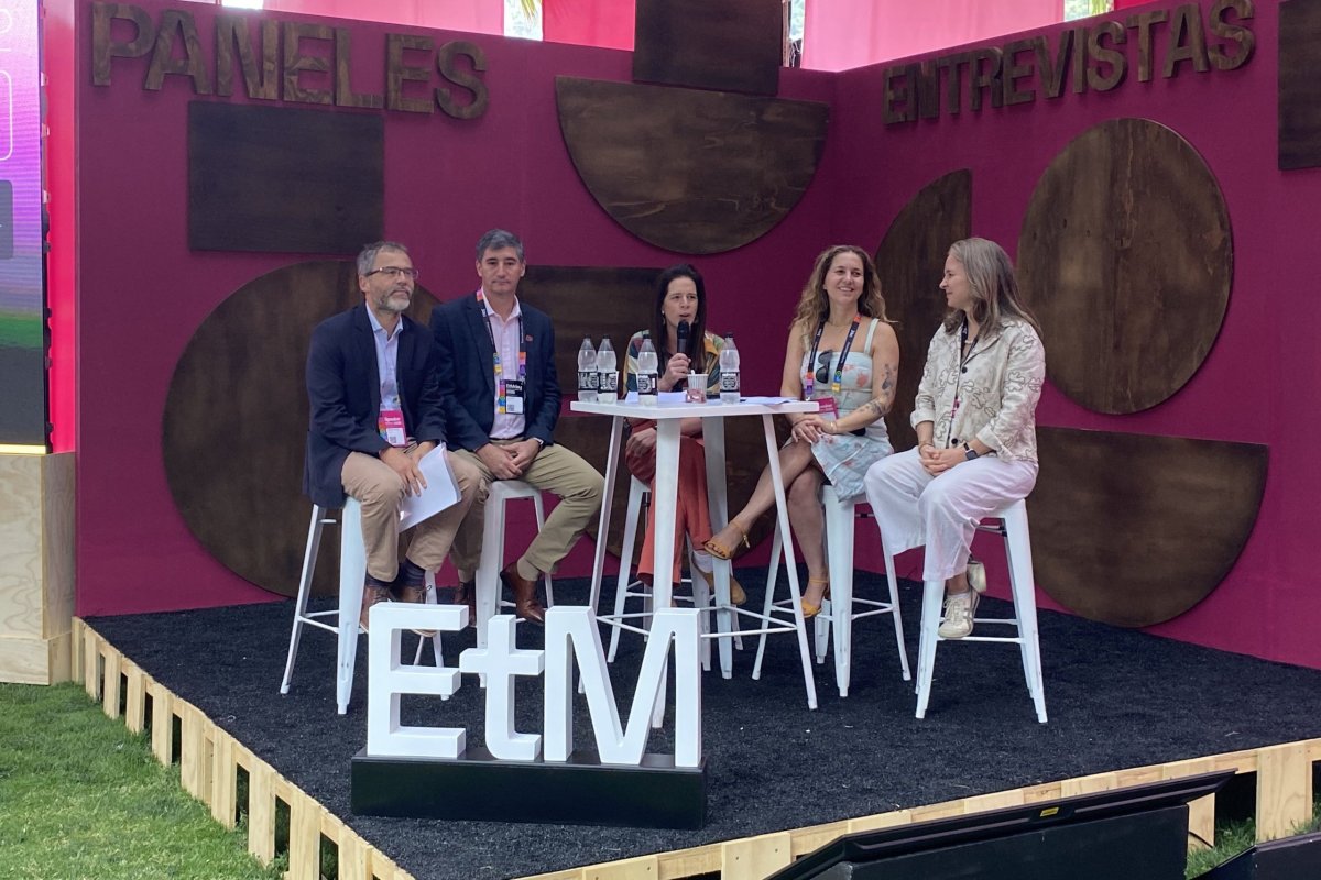 <p> Ignacio Fernández (ProChile), Felipe Bravo (Metro), Magdalena Díaz (Icare), Rosario Navarro (Sofofa) y Katia Trusich (Corporación Grande Pyme).</p>