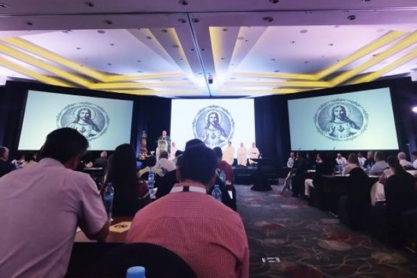 <p>El retiro para empresarios que impulsa la organización internacional cristiana HWAW en Chile</p>