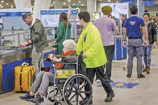 <p>Asistencia a personas con movilidad reducida provoca quiebre entre aerolíneas y Aeropuerto de Santiago</p>