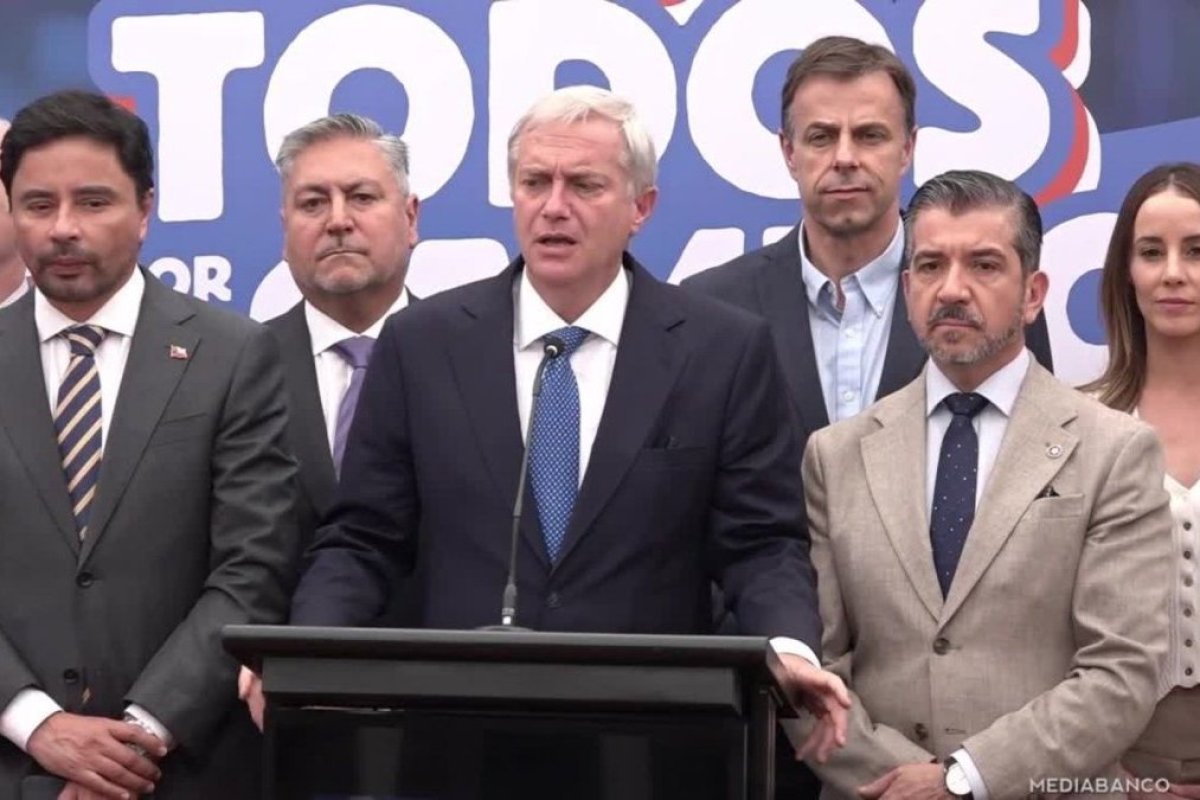 <p>Ahora en DF | Crisis migratoria: Kast pide a Boric presentarse en Arica tras decisión de Perú de militarizar frontera</p>