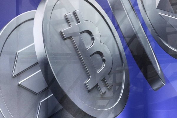 Las claves para entender el desplome del bitcoin: cripto registra su peor mes desde 2022