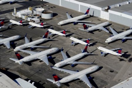 Aerolíneas internacionales cancelan vuelos a Venezuela tras advertencia de EEUU y Petro lo tilda de "bloque encubierto"