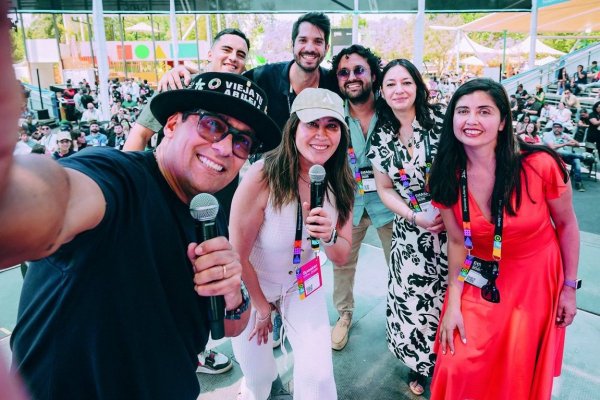 Rafael Araneda y Varinka Farren junto a emprendedores en el lanzamiento de APTA Builder.