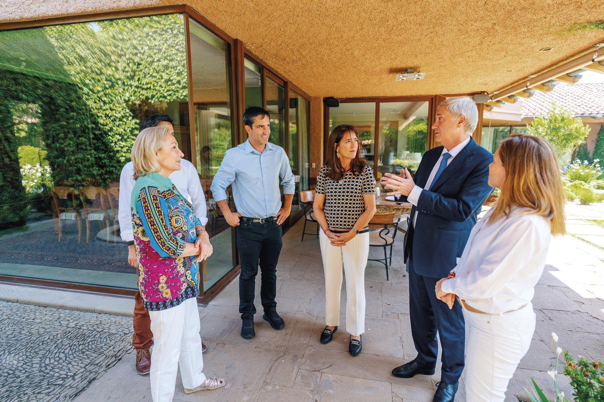 <p>La familia Piñera Morel recibió este lunes a Kast y su esposa.</p>