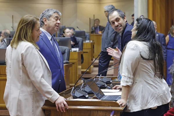 <p>El ministro Grau dialoga con Javiera Martínez, Heidi Berner y Juan Antonio Coloma. Foto: Senado</p>