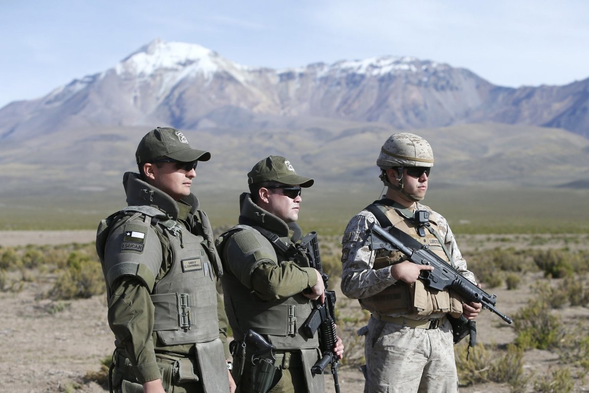 <p>Ministro Cordero cuestionó llamados a reforzar presencia militar en la frontera luego que Perú decretara estado de emergencia en Tacna por crisis migratoria</p>