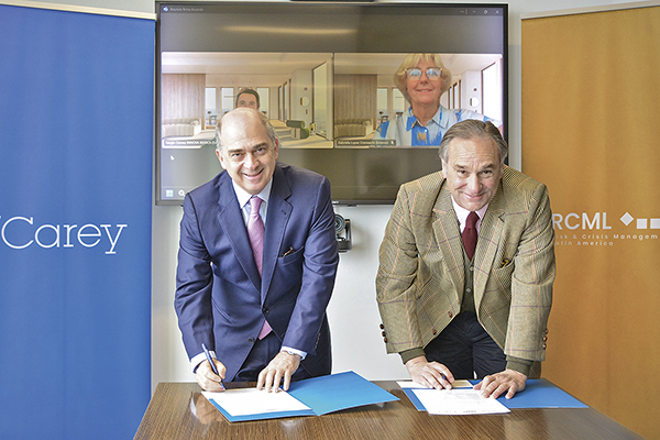 <p>Pablo Iacobelli, socio y managing partner de Carey, y Juan Carlos Délano de RCML firman el acuerdo entre RCML, Innova Ibérica y Carey.</p>