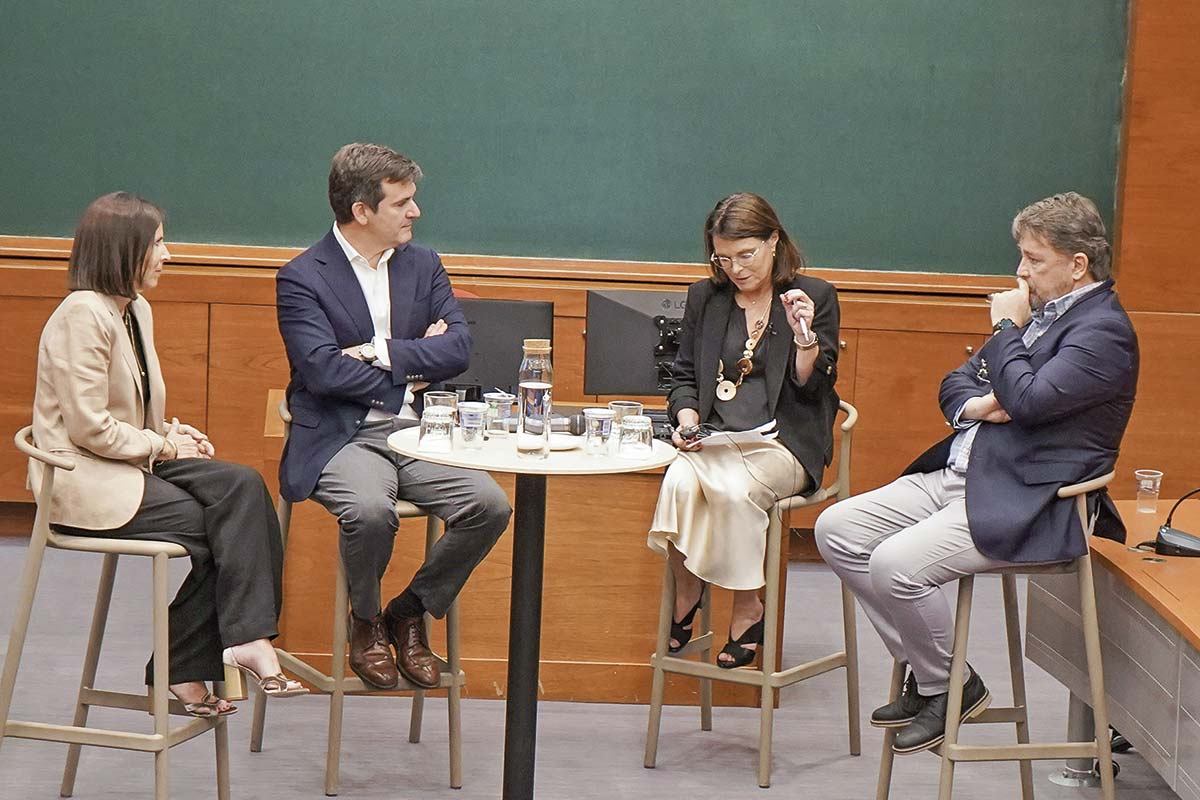 <p>En el panel moderado por la economista Cecilia Cifuentes participaron Bezanilla; la country manager de BlackRock Chile, Silvia Fernández; y el académico Eduardo Walker.</p>