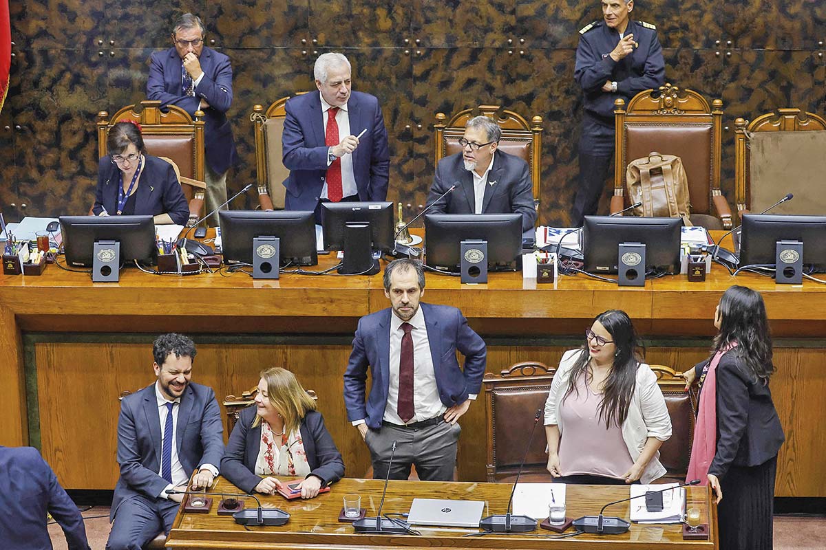 <p>Alegría hubo la noche del miércoles en el equipo liderado por el ministro Grau. Foto: Aton Chile</p>