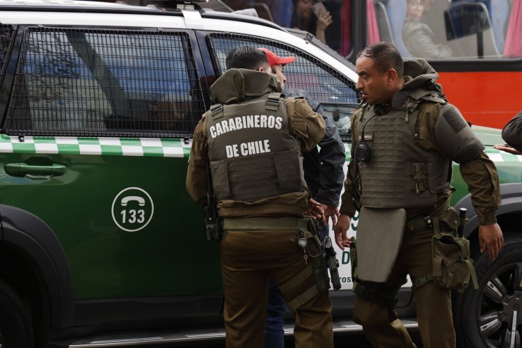 <p>Bus con turistas argentinos sufre violento asalto en la capital de Chile: 28 pasajeros fueron víctimas de robo</p>