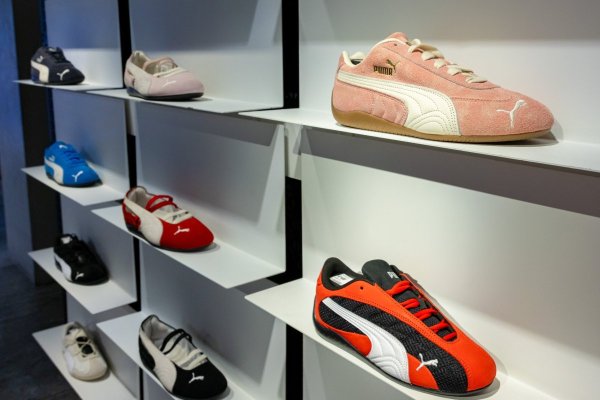 <p>Acciones de Puma suben casi 18% mientras la china Anta Sports considera una posible oferta</p>