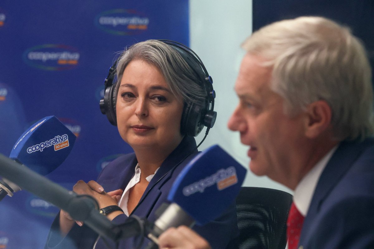 <p>Jara y Kast protagonizan tenso cruce en foro social por cifras de pobreza, migración, desaladoras y reducción de gasto social</p>