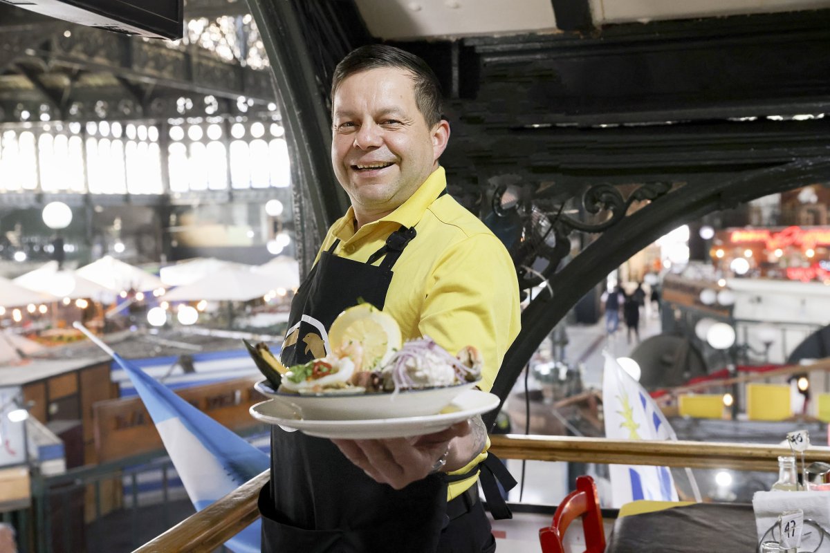 <p>Un garzón de lujo en el Mercado Central de Santiago</p>