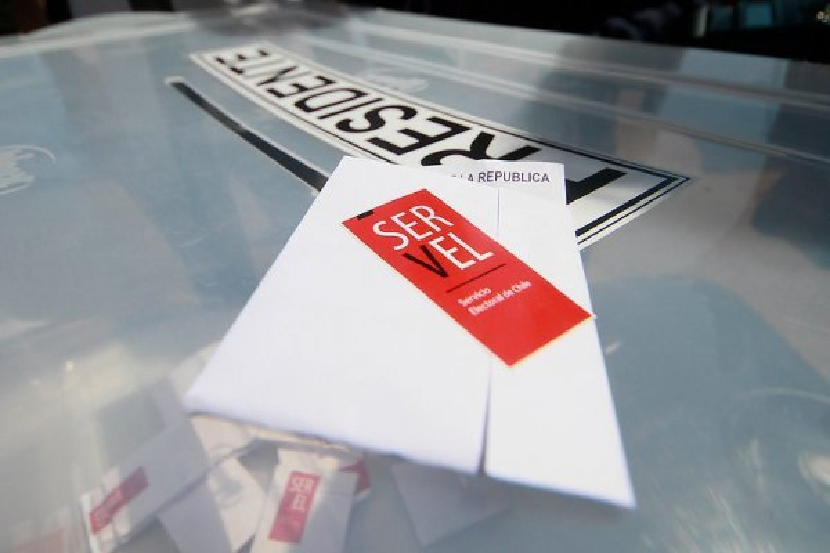 <p>Si las elecciones fueran el próximo domingo 49% de los chilenos votaría por Kast y sólo 34% por Jara</p>