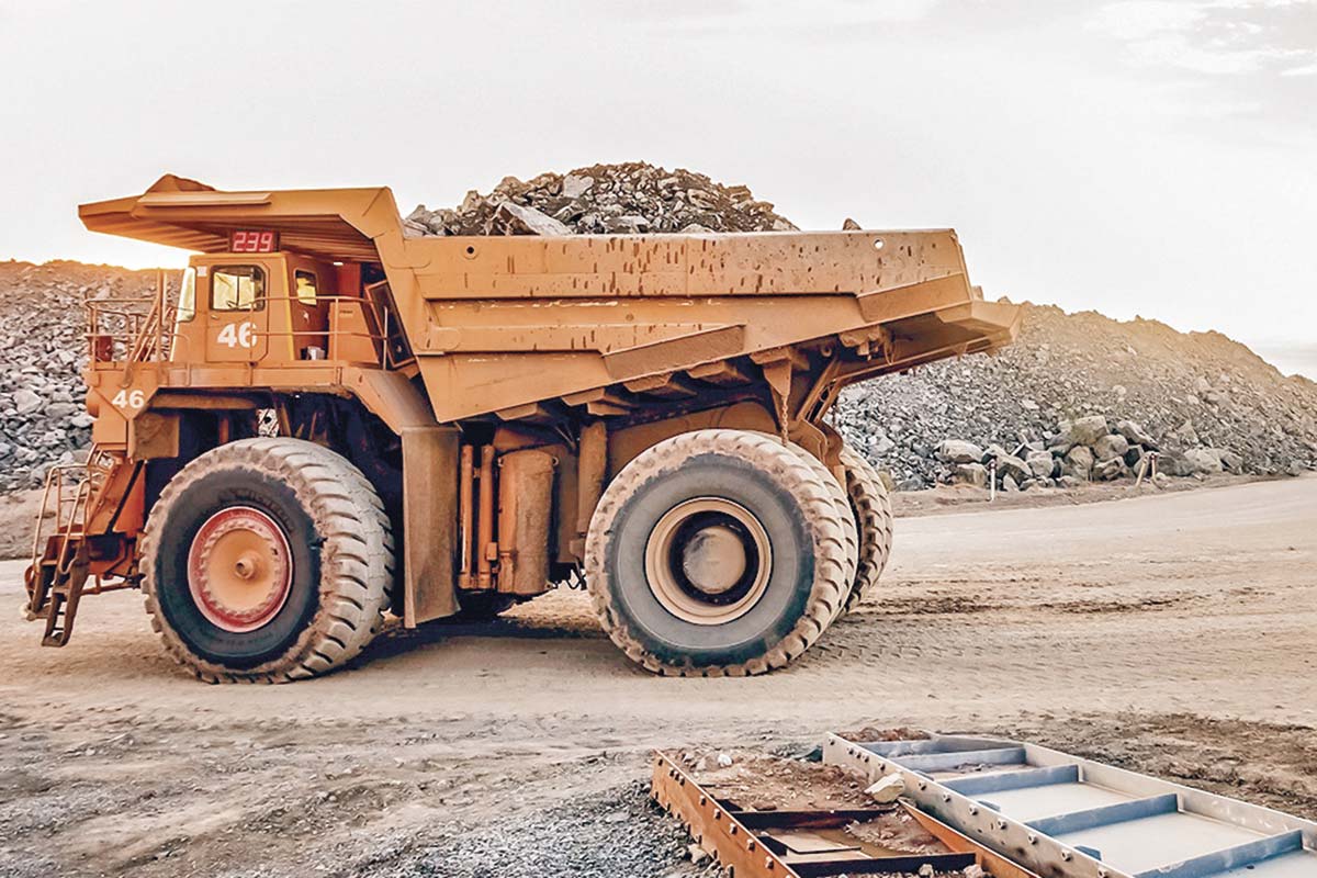 <p>"Vulnerable" y "altamente sensible a disrupciones": la radiografía al mercado del cobre de cara al cierre de 2025</p>