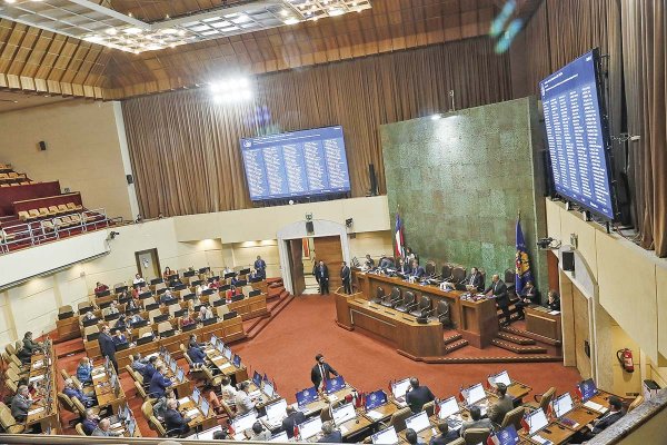 Panel UC ve como prioritario impulsar reforma que evite la fragmentación política en el próximo Gobierno