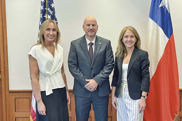 <p>El embajador Judd junto a Carolina Agüero y Susana Jiménez.</p>