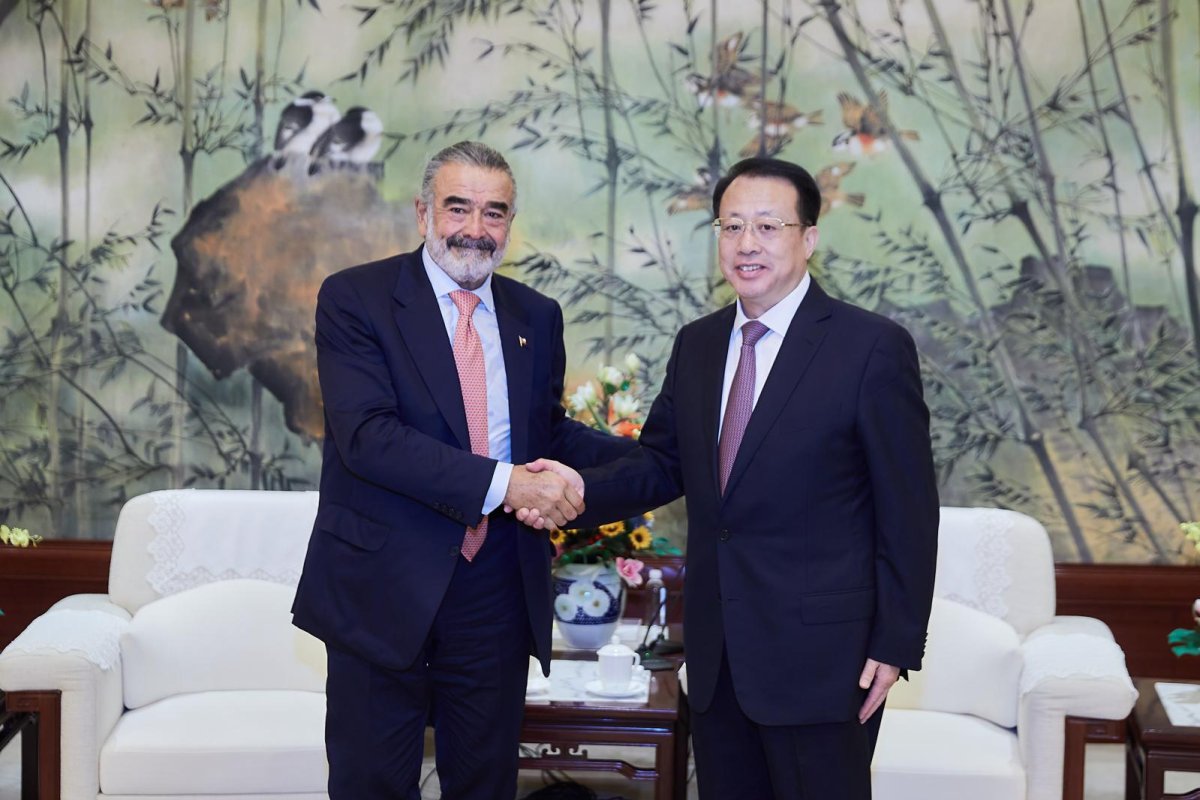 <p>Andrónico Luksic Craig junto al alcalde de Shanghái, Gong Zheng.</p>