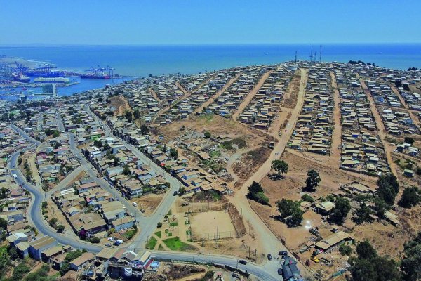 Megatoma de San Antonio: Gobierno iniciará desalojo y expropiará la mitad del terreno a un valor de $11 mil millones para construir viviendas