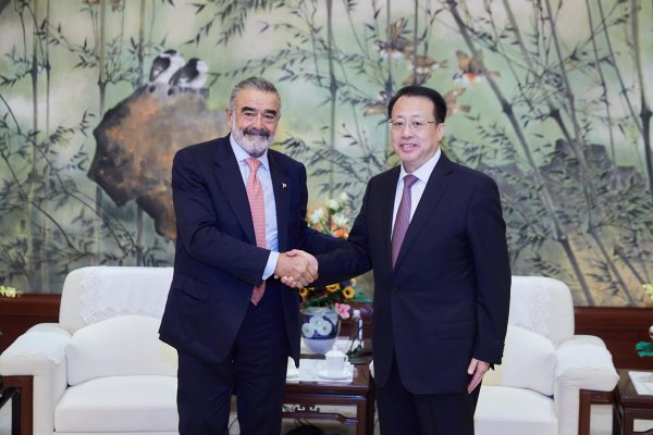 <p>Andrónico Luksic Craig junto al alcalde de Shanghái, Gong Zheng.</p>