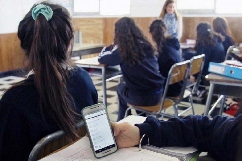 Cámara aprueba ley que prohíbe celulares en clases con excepciones claras: ¿orden o control en la sala de clases?