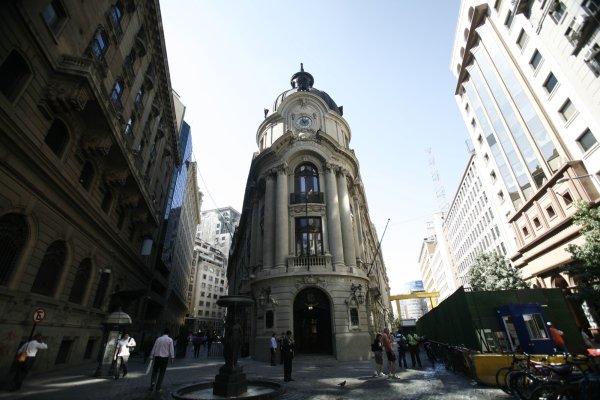 <p>¿Hacia un sexto máximo histórico? Bolsa chilena sube levemente al inicio de la tarde con impulso internacional</p>