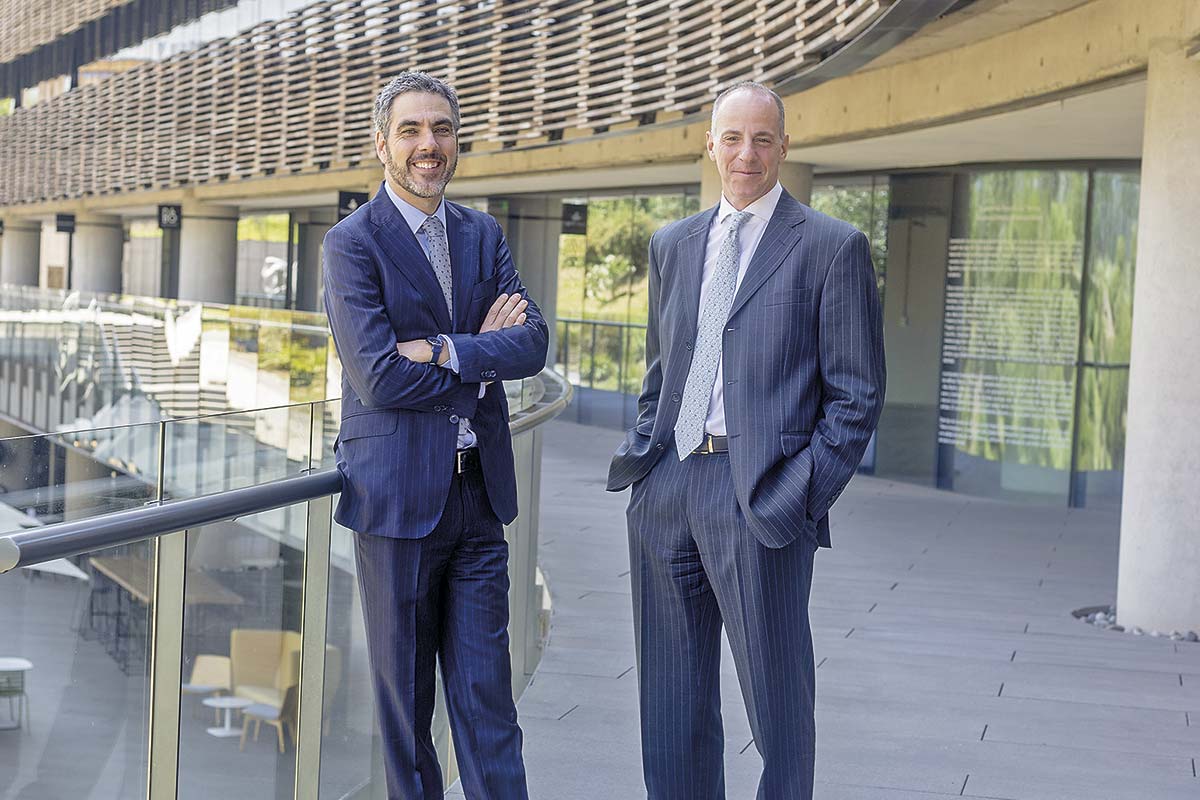 <p>El rector de la UAI, Francisco Covarrubias, y el CEO de Accenture Sudamérica Hispana, Nicolás Goldstein. Foto: Verónica Ortíz</p>