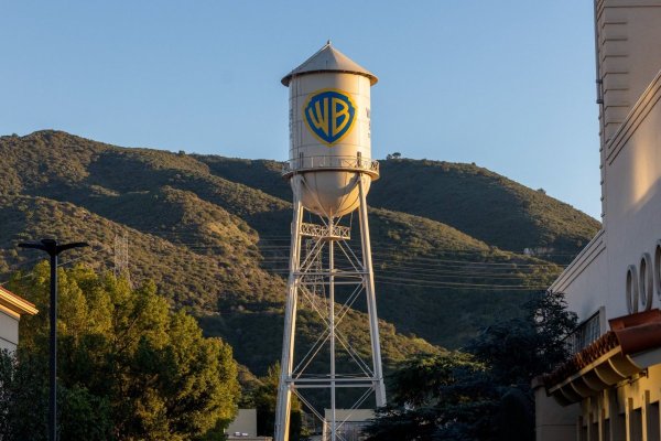 <p>Warner Bros Discovery entra en fase de venta: la oferta de Netflix acelera la liquidación de activos en Hollywood</p>